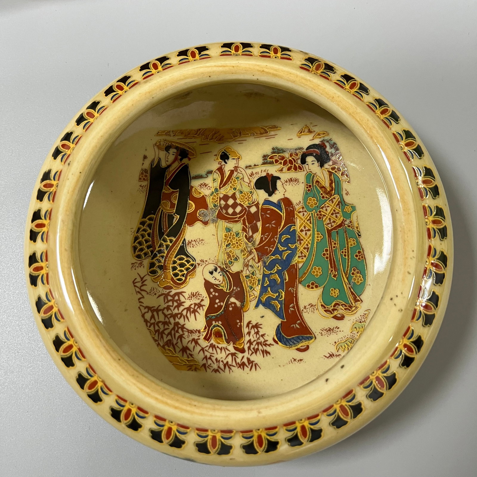 A porcelain dish with iron-red enamel decoration made during the Qianlong period of the Qing (1 of 6)