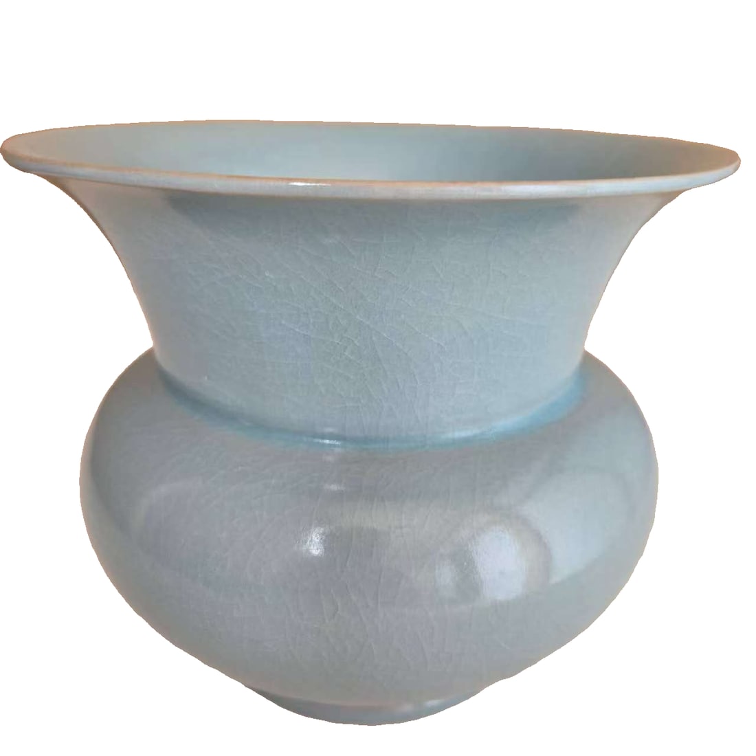 Ru ware water dropper, sky blue glaze: A Ru ware water dropper, with a sky-blue glaze of pure color and a thick patina. Well-preserved and flawless. Height 18 cm, mouth diameter 20 cm, weight 1.43 kg.