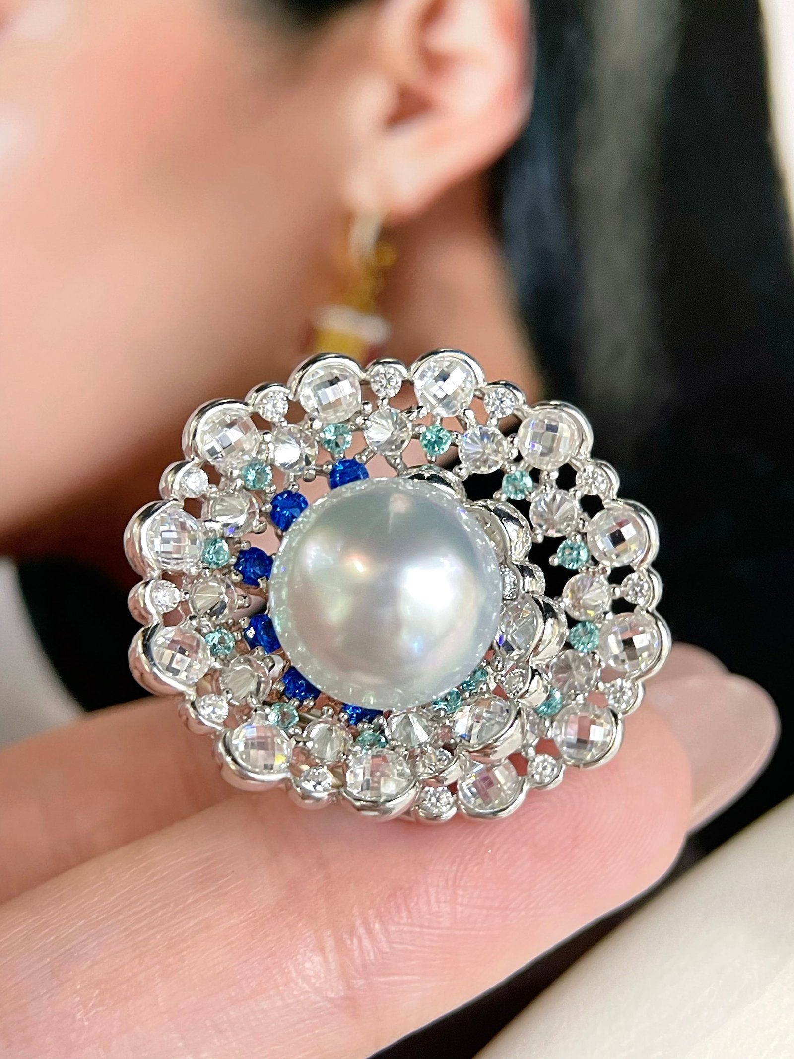 Silver Pearl Ring: This silver pearl ring embodies a rare elegance with its cool white luster, making it a must-have for any jewelry collection. The exquisite layered wave design enhances its sophistication, allowing it