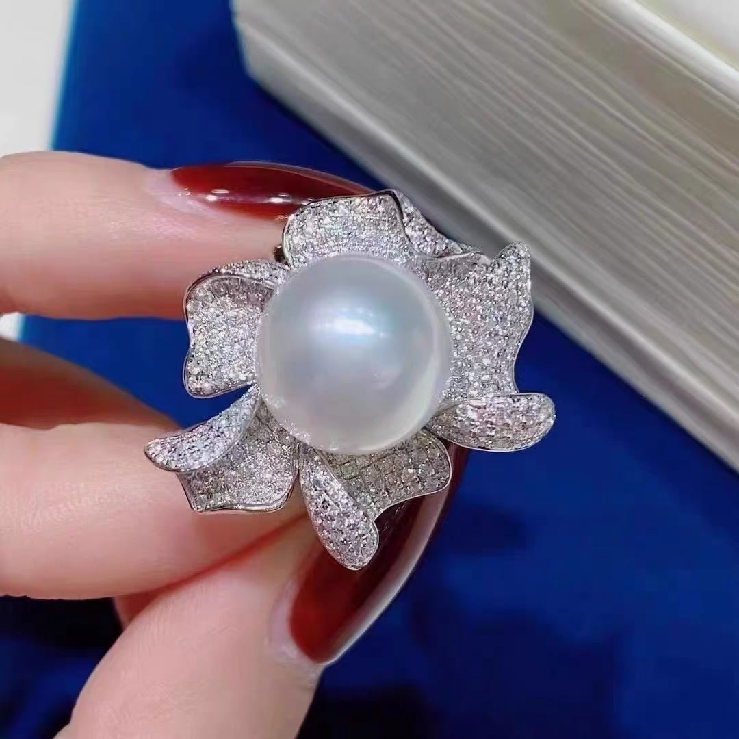 Pearl Ring: This ring exudes an air of opulence with its exquisite craftsmanship, embodying the essence of luxury. The design is meticulously crafted, offering a versatile elegance that enhances any ensemble.