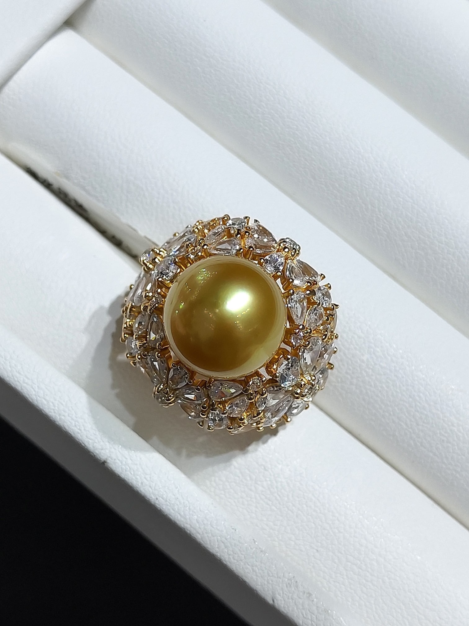 S925 Sterling Silver Pearl Ring: This pearl ring exudes luxury. The cluster of cubic zirconia stones exquisitely captures the light. The adjustable design ensures a comfortable and secure fit. The flawless 12-11mm pearl is the finish