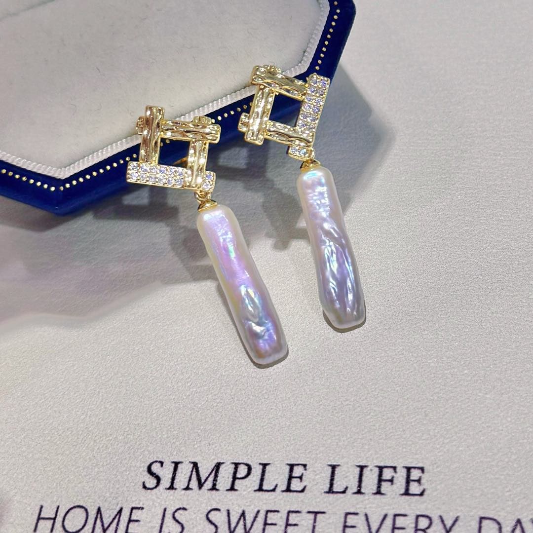 Silver Baroque Pearl Earrings: This pair of earrings exudes simplicity and elegance, perfect for enhancing any outfit with a touch of sophistication. The high-quality Baroque freshwater pearls are naturally lustrous, offering a uni