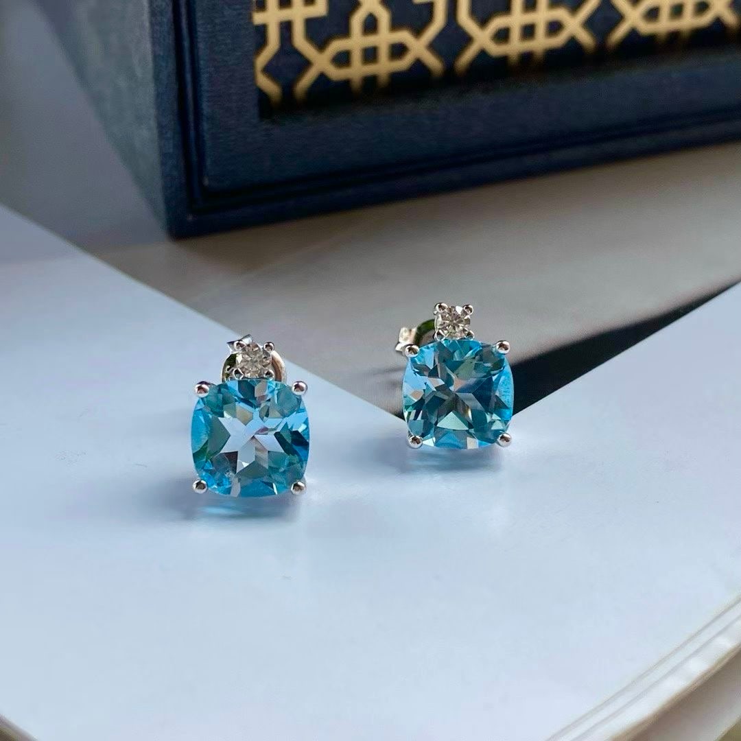 Silver Natural Topaz Earrings: These earrings feature natural topaz set in silver, exuding understated elegance. The square design is sleek and unique, perfect for everyday wear. The clarity of the topaz complements the cool white 