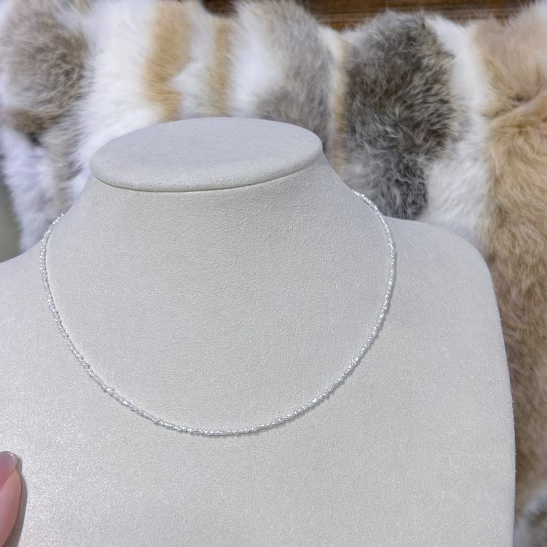 Seawater Akoya Keshi Necklace: This necklace features natural seawater Akoya Keshi pearls with a cool white luster, showcasing a unique natural glow. Each pearl is of large diameter, with minimal blemishes and perfectly round shape