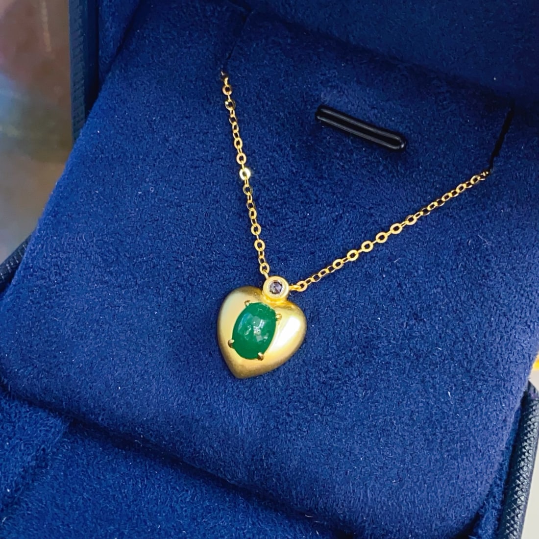 K Gold Natural Emerald Necklace: This necklace features a natural emerald as the main stone, showcasing a rich golden luster and cool white texture. Its large diameter design and nearly flawless craftsmanship are perfectly combined, 