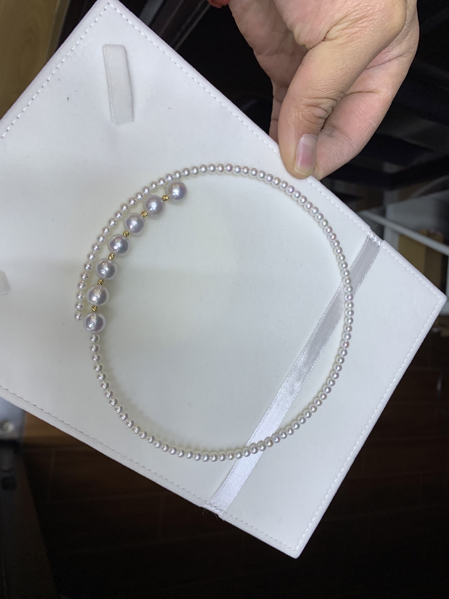 Natural Pearl Choker: This natural pearl choker combines elegance and individuality with its unique design. The natural luster and perfect roundness of the pearls display enchanting hues of rich gold and cool white. Whethe