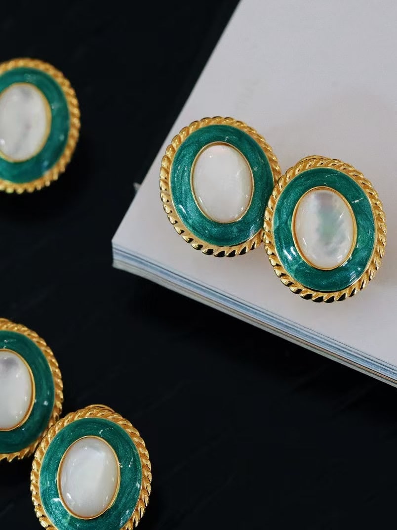 Mother-of-pearl earrings: These earrings are made from carefully selected high-quality white mother-of-pearl, showcasing a natural cool white luster.