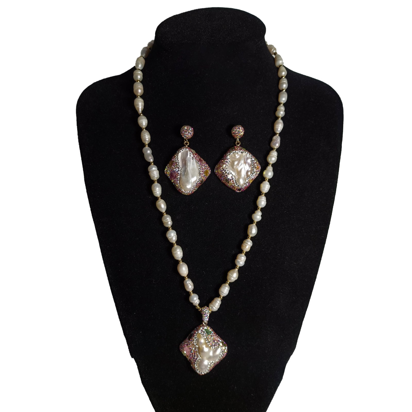 Qing Dynasty pearl necklace, a set of earrings: Qing Dynasty pearl necklace and earring set, well-preserved. The earrings measure 3x2.5 centimeters each and weigh 23 grams. The necklace is 58 centimeters long, with pearls measuring 1.5 centimeters 