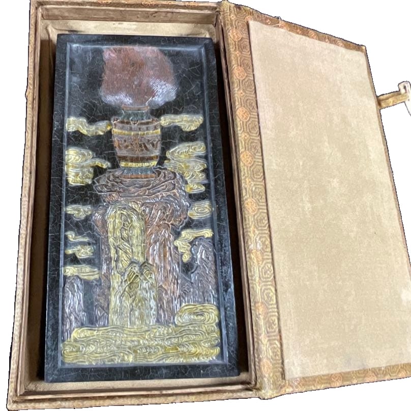 An antique inkstick made during the Qianlong period of the Qing Dynasty.: An antique inkstick made during the Qianlong period of the Qing Dynasty This is an item from the consignor's collection. As this is an old object, please judge based on the images. Weight: 414 grams
