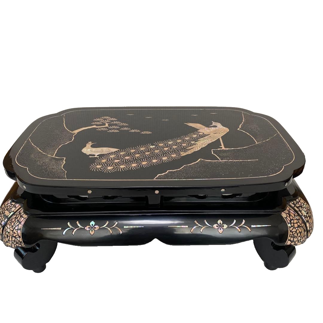 A sturdy base, adorned with a mother-of-pearl peacock shell pattern.: A sturdy base adorned with a peacock shell pattern. This item has been stored for a long time. Due to its age or storage conditions, there may be some minor scratches. The sturdy base is adorned with 