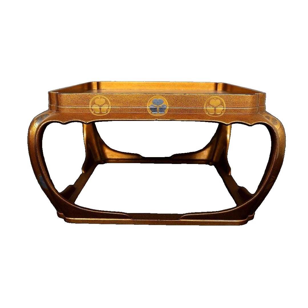 Hanging plates (hanging trays, trays, and lacquerware) passed down through the Tokugawa family.: A hanging tray (suspended tray, serving tray, and lacquerware) passed down through the Tokugawa family, dimensions: 49 x 49 x 25.2 cm.