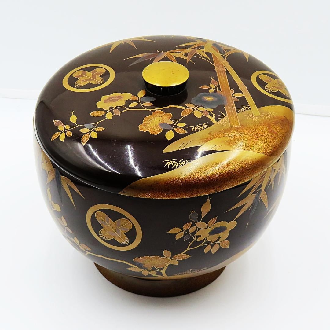 Edo period food container: Edo Period Food Container Due to its age, the lacquer surface has become dull and faded. Diameter: 22.8 cm, Height: 22.0 cm (approximate dimensions)