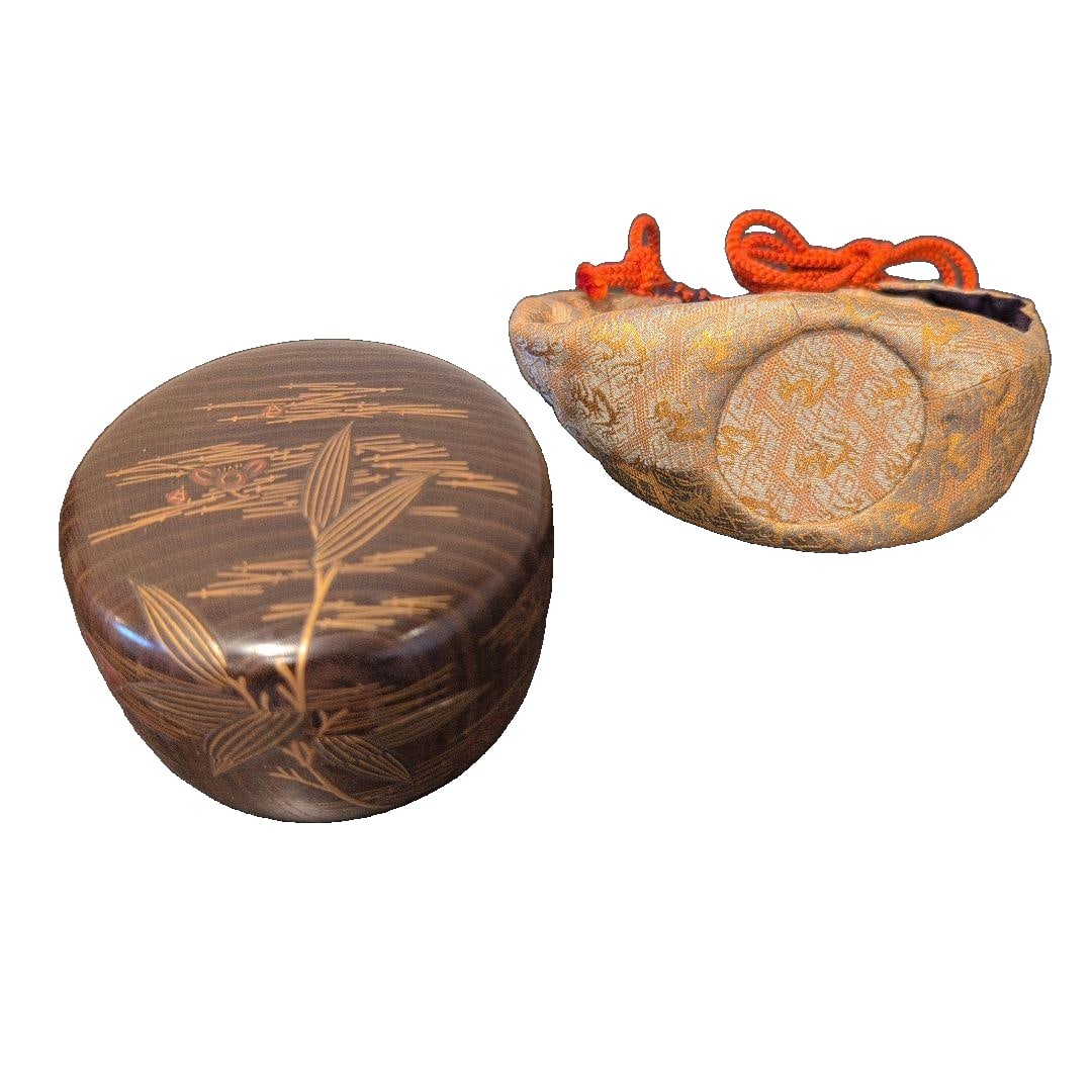 Tea Ceremony Utensils: Mulberry Wood Tea Caddy, accompanied by Maki-e Lacquerware and Protective: This piece features a serene amber background, adorned with floral and plant motifs rendered in the maki-e (gold lacquer) technique. The unique warm texture of the mulberry wood, along with the deepen