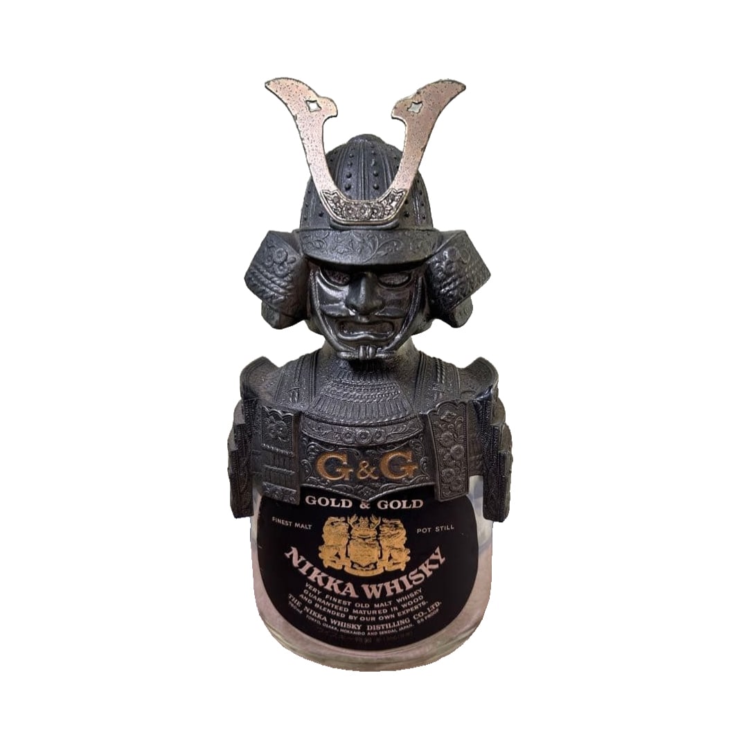 NIKKA Whisky G&G Samurai Helmet Design Bottle Set (Empty Bottle): Nikka Whisky G&G Kabuto (Helmet) Design Bottle. Empty bottle. The bottle does not have a cap. The accompanying white spout is cracked due to aging and is unusable. The sponge at the bottom of the body