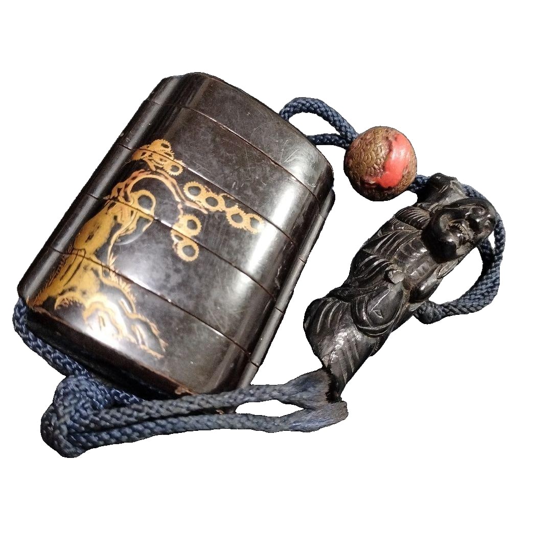 InrO: This is an inrO, with an attached netsuke (miniature decorative item). Please note, this is an antique item. InrO. Height approximately 6.5 cm Width approximately 5 cm Netsuke Height approximately