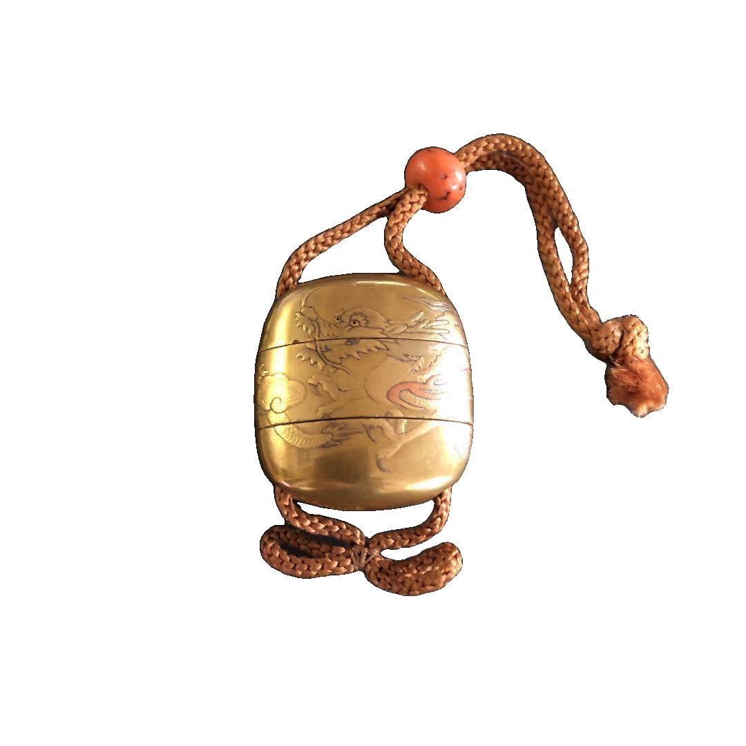 A small inrO, decorated with dragon motifs and gold lacquer.: This is one of the antiques from the consignor's grandmother's collection, who was an amateur enthusiast during her lifetime. This piece depicts a flying dragon, possibly referred to as a "Flying