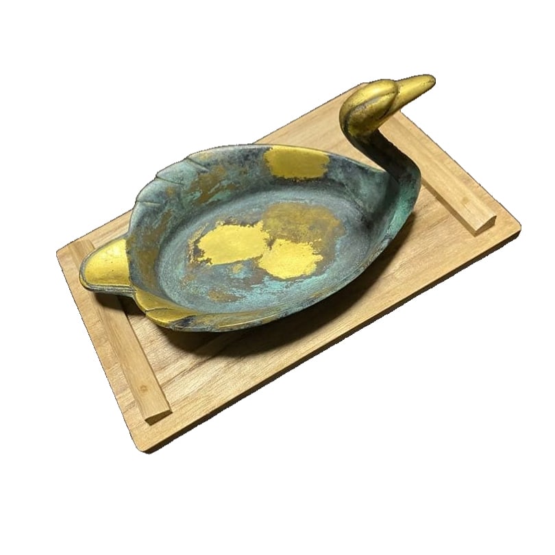 Fourth Generation Heian ZOroku ZO, Gilt Bronze Floor Sculpture "Auspicious Bird": Gilt Bronze Floor Sculpture "Auspicious Bird," is a work by the fourth generation of Hatakuroku from the Heian period. The box contains some auspicious birds, such as the kingfisher (a type of