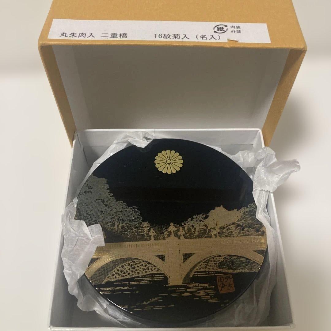 Lacquered Inkstone Stand by Tsukada Toshio.: A circular vermilion ink bottle, adorned with chrysanthemum crests and double bridge patterns, lacquered using the maki-e technique by the Japanese artist Tsukada Toshio. [Brand new, unused] This is