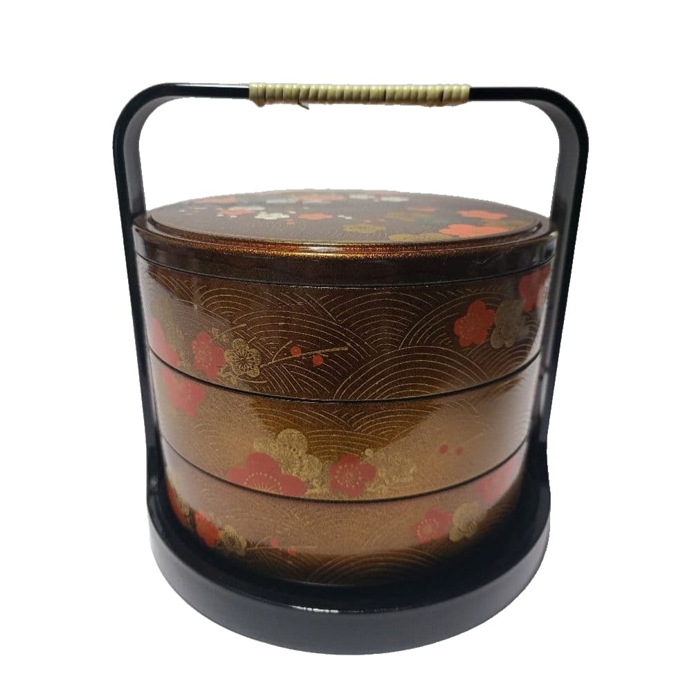 A three-tiered lacquer bento box, decorated with floral motifs.: A fine three-tiered bento box, adorned with gold and red floral patterns. It is unused, but has some scratches and minor stains. Design: Lacquerware adorned with gold and red floral patterns.