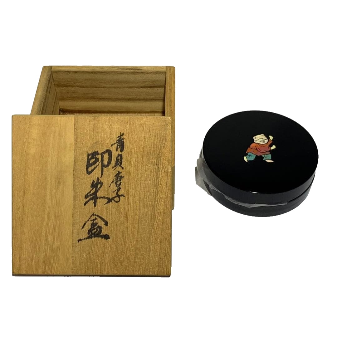 A mother-of-pearl inlaid inkstone box, decorated with blue shell and children motifs: This is an inkstone box with a blue exterior, featuring a design of children and inlaid with mother-of-pearl. Specifications Width: Approximately 8.0 cm Height: Approximately 2.5 cm