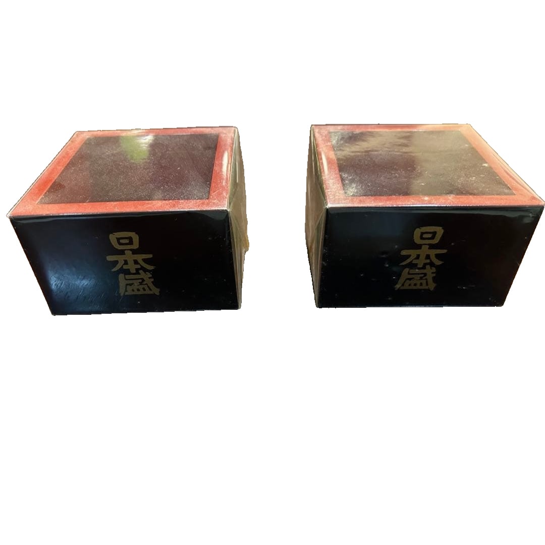 Japanese lacquerware "Kotobuki" square shape, set of two.: Japanese lacquerware is a finely crafted art piece made using traditional techniques. It features a glossy lacquer surface and is highly durable. [Design] It has a square design with a red border on