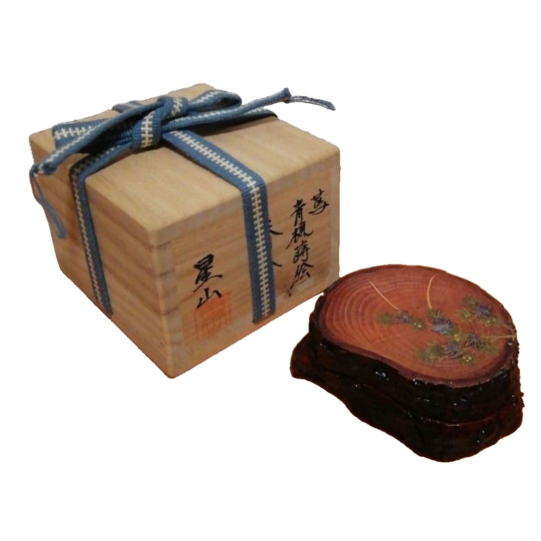 A lacquer incense box crafted by Nakabayashi Seizan.: This is a lacquer incense box crafted by Nakabayashi Seizan, featuring a design of blue maple leaves and ivy. This is an elegant piece, adorned with exquisite maki-e (lacquerware) patterns depicting