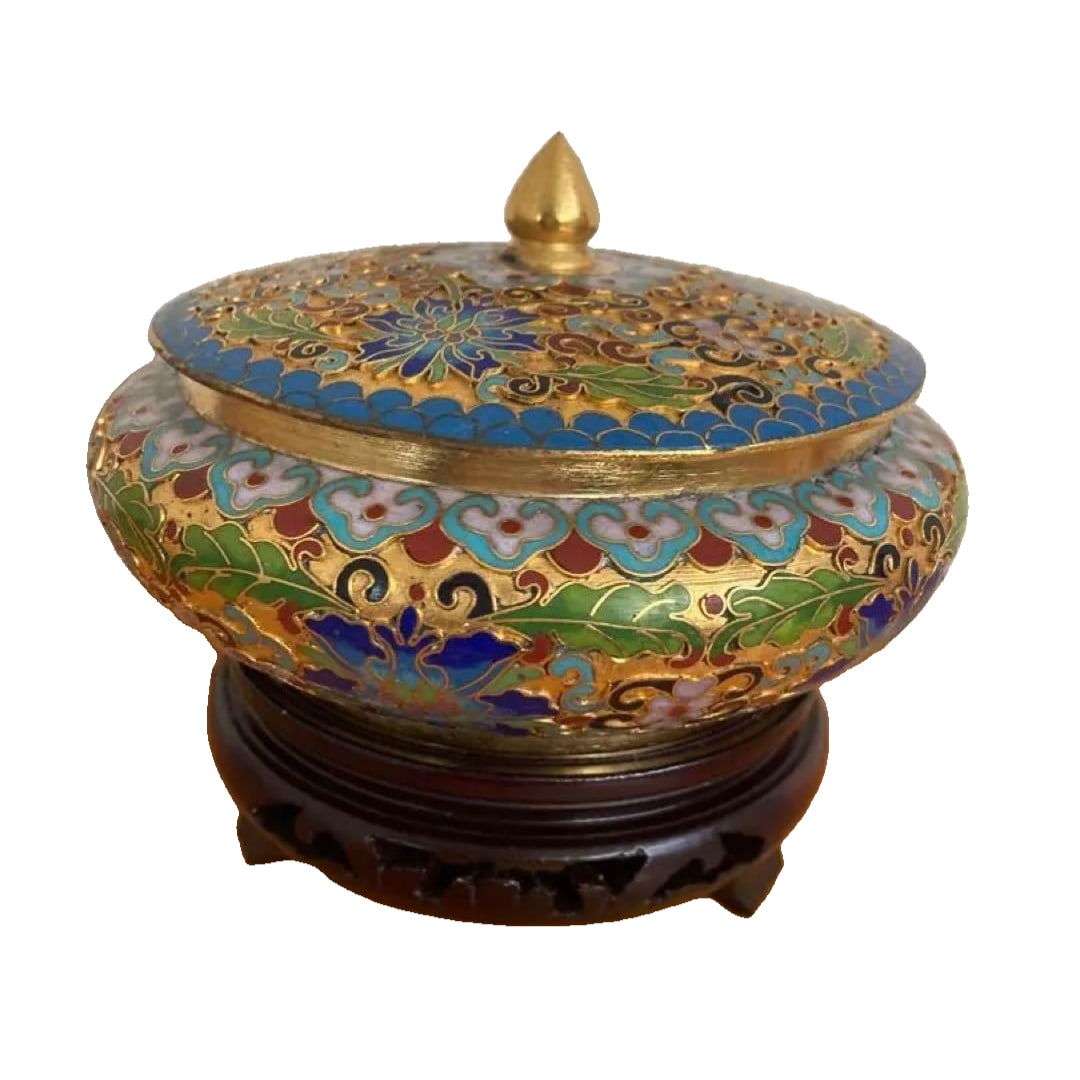 Famille Rose Incense Box, decorated with Arabic motifs, accompanied by a tray.: This is a brightly colored Famille Rose incense box, adorned with Arabic-style patterns. Approximately 13 cm in diameter. It is very suitable for display or as a small container for storing energy