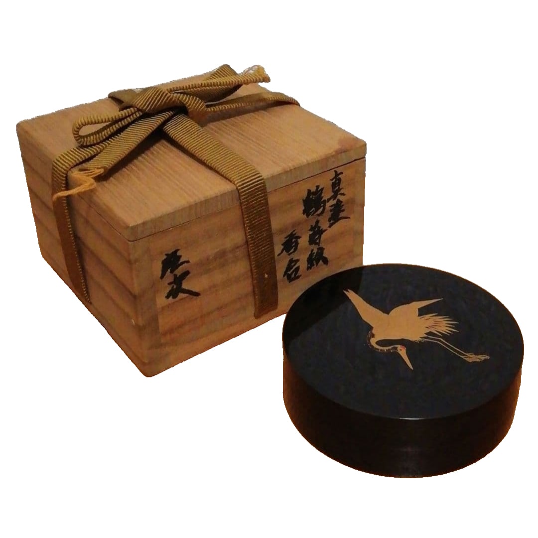An authentic lacquer crane-shaped incense box made by ShOji.: This is an authentic lacquer crane-shaped incense box made by ShOji. The piece features a beautifully crafted crane design using the maki-e technique (applying gold or silver powder to lacquerware).