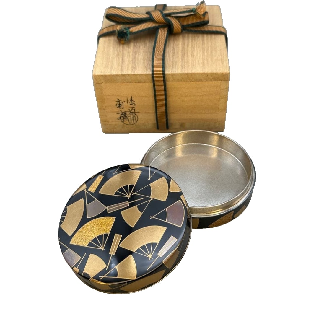A tea ceremony incense box designed by Yamashita Yasusai, decorated with scattered fan motifs.: A tea ceremony incense box designed by Yamashita Yasusai, adorned with scattered fan motifs. Approximately 2.8 cm in height, with a diameter of approximately 8 cm. This is a work by the lacquer