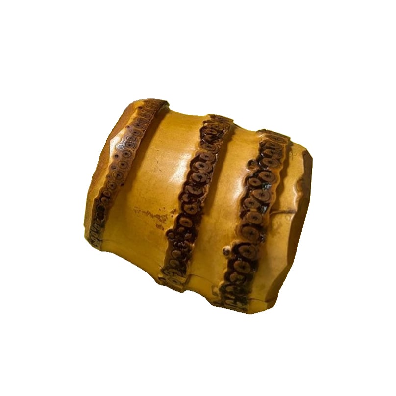 A bamboo incense box offered by Munetai.: This is a bamboo incense box. These are tea ceremony utensils, but they are also very beautiful as decorative items.