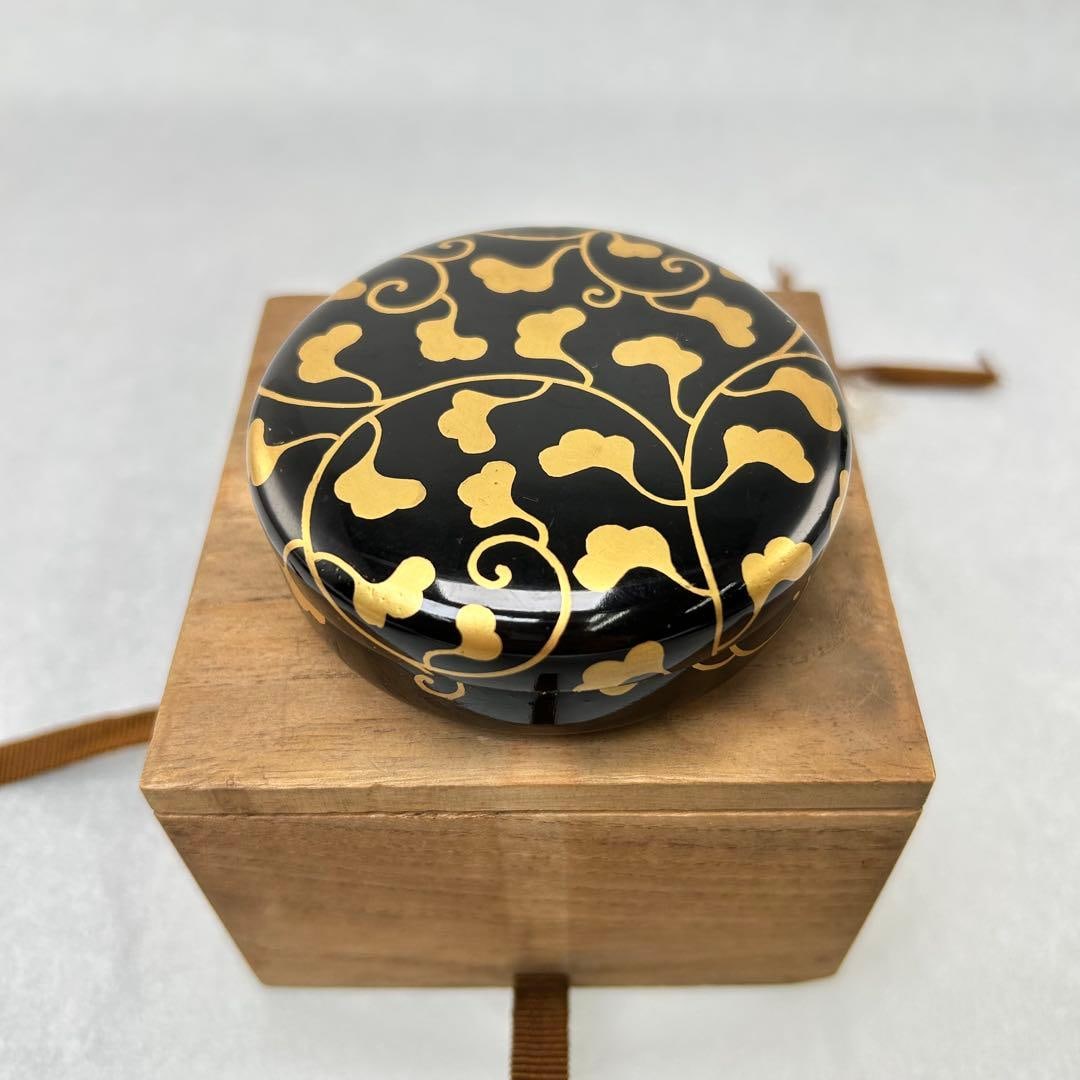 Tea Ceremony Utensil: Black Lacquer Incense Box, adorned with gold maki-e and grass patterns,: Tea Ceremony Utensil: Black Lacquer Incense Box, Adorned with Gold Maki-e and Grass Patterns, Accompanied by an Antique Box Dimensions: Height approximately 2 cm, Width approximately 7 cm; Weight: