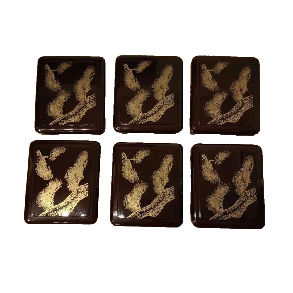 A set of six large bento boxes.: A set of six large multi-layered bento boxes (approximately 15 x 13 x 7 cm) A set of four brown bento boxes, adorned with gold pine tree motifs. Color: Brown Decoration: Gold pine tree motifs Shape: R