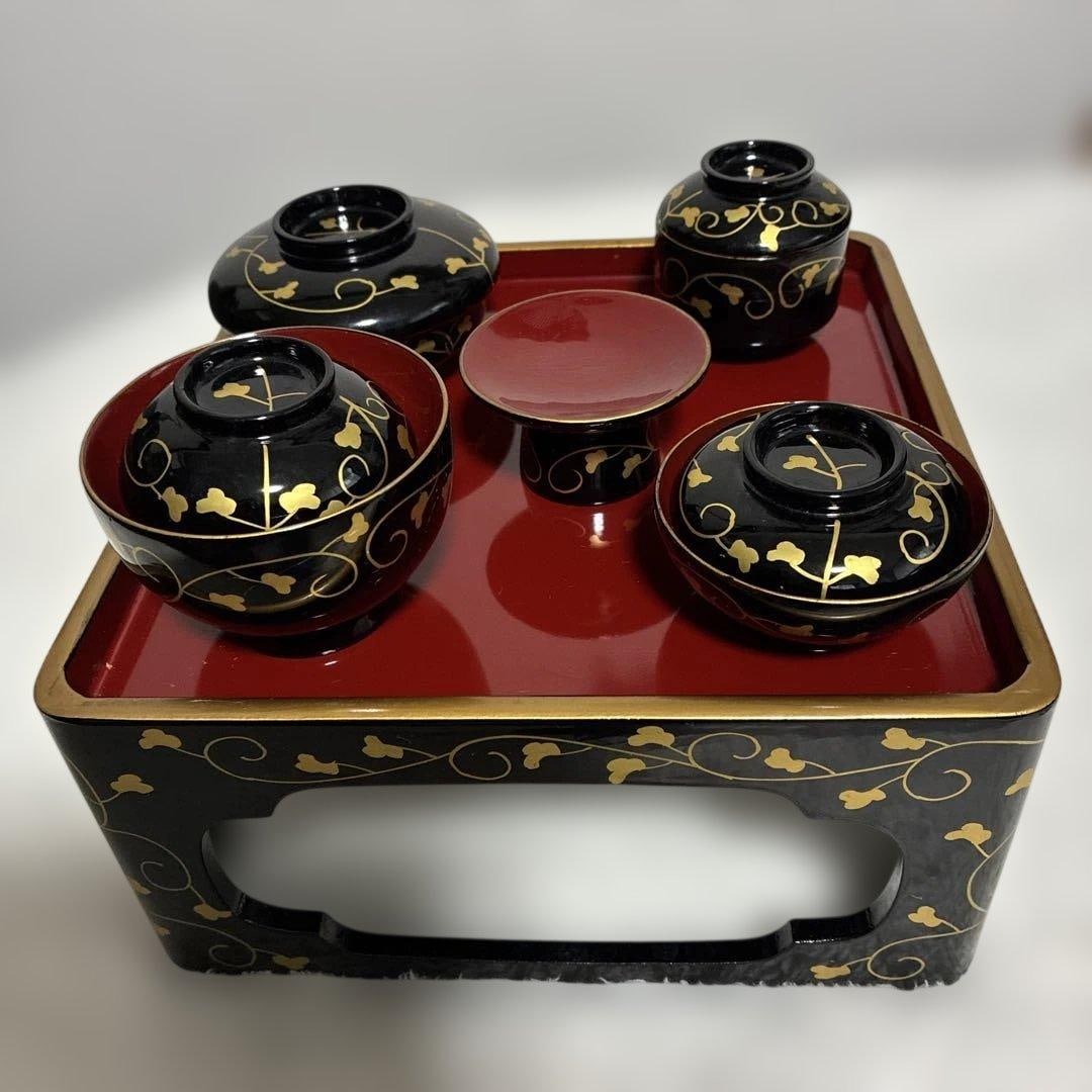 Buddhist Altar Ornament (Black and Red Lacquerware): This is a set of Buddhist offering trays. It is a set of exquisite black and red lacquerware, adorned with gold patterns. Color: Black and red lacquerware Decoration: Gold patterns Set includes: 5 bow