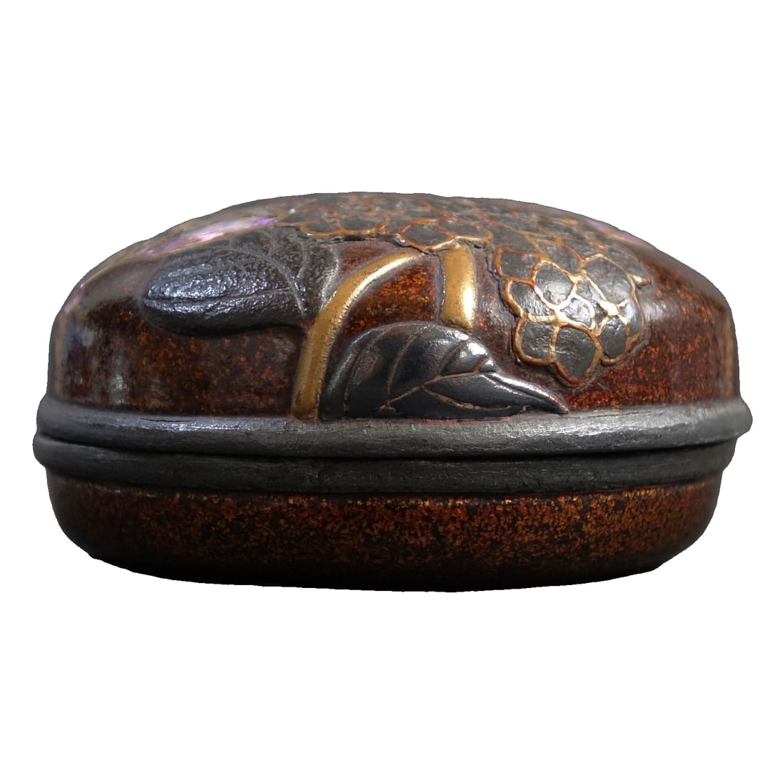A high-relief lacquer incense box with hydrangea pattern and tin edges. (1 of 13)