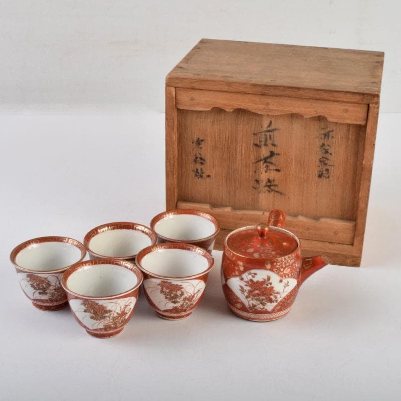 Kutani Ware Tea Ceremony Utensils: Red and Gold Enamel Painting, Adorned with Floral Window: Kutani Ware Tea Ceremony Set: Red and Gold Enamel Decoration, Adorned with Floral Window Patterns, Comprising a Teapot and Five Teacups, Accompanied by an Antique Box. (HR9695) Dimensions (Teapot) Hei