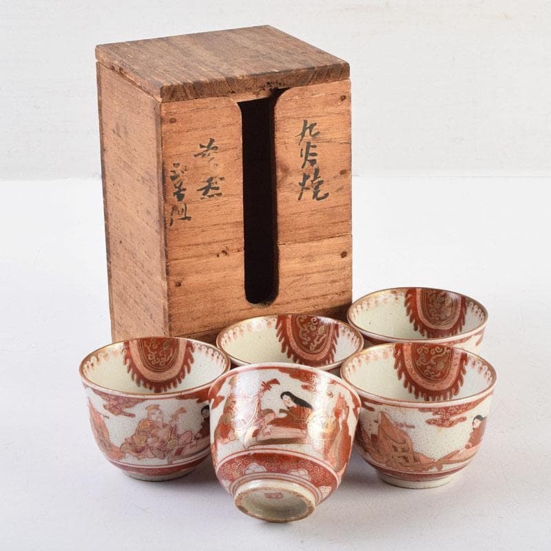 Kutani ware, in the style of Ko-Kutani, with red and gold decoration, featuring figure motifs, a set: Kutani ware, in the style of Old Kutani, with red and gold decoration, featuring human figures, a set of five sencha cups, accompanied by an antique box. Dimensions: Height approximately 4.2 cm, Width