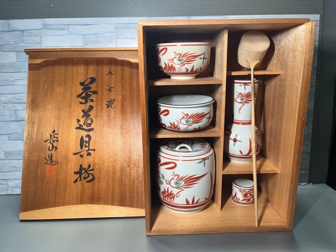 Tea ceremony utensils, Kutani ware, created by Gaku-san, a complete set of tea ceremony utensils.: Tea Ceremony Utensils, Kutani Ware, Made by Gaku-san, Complete Set of Tea Ceremony Utensils. The box dimensions are width 29.9 cm, depth 18.6 cm, height 41 cm. The entire set is well-preserved, with