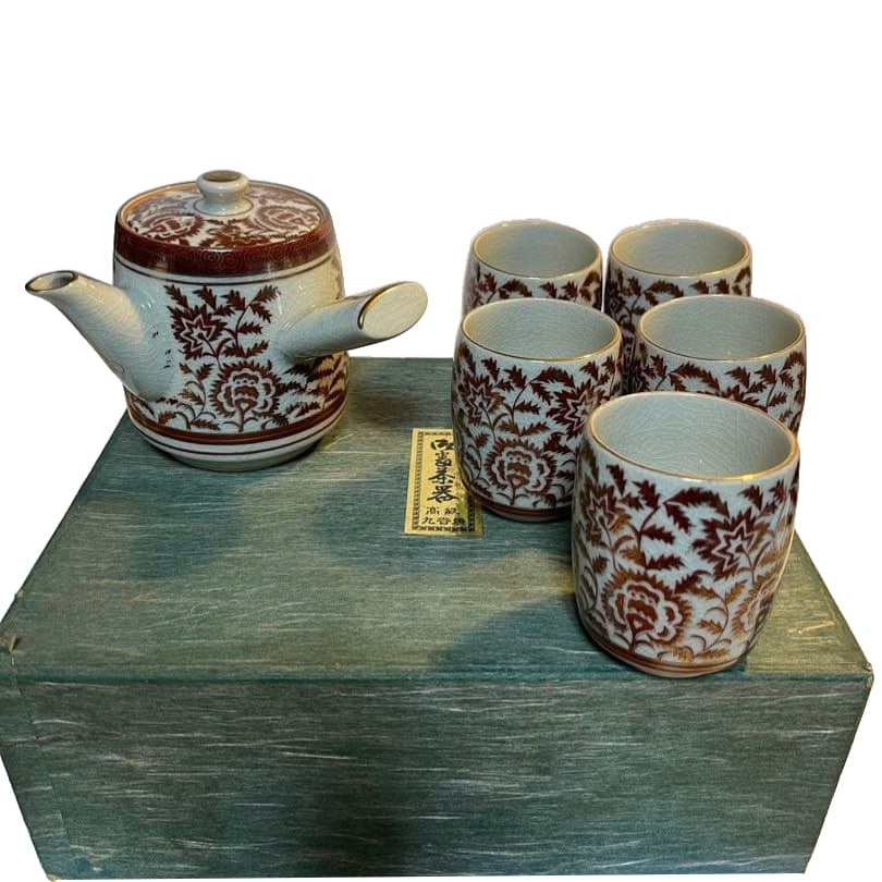 Kutani Ware Small Moon Tea Set (6-piece set): Kutani Ware Small Moon Tea Set, 6 Pieces This is a set of Kutani ware teacups and teapot (with original box)! Its condition is excellent! Dimensions Teapot, diameter approximately 14 cm Height