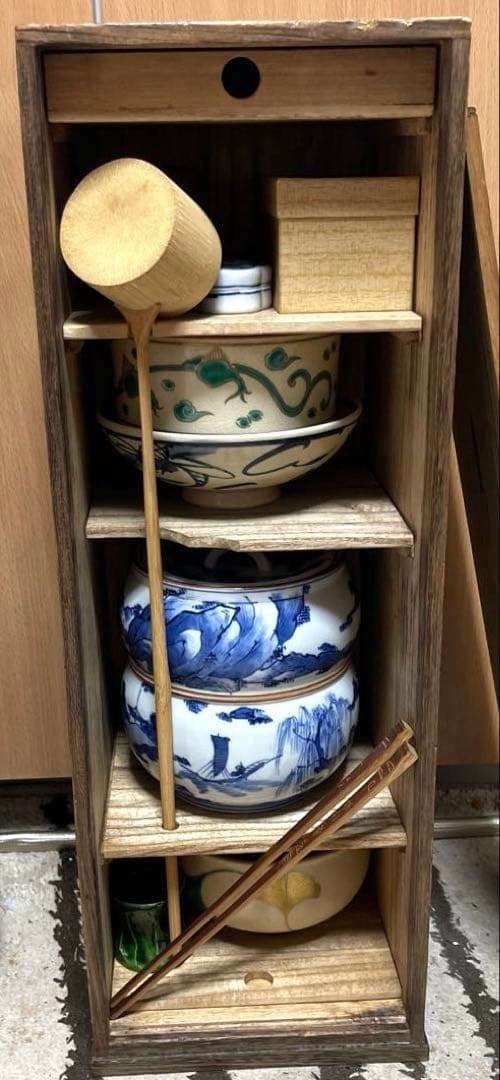 An exceptionally well-preserved set of antique tea ceremony utensils, including ceramic and wooden: An antique tea ceremony set in excellent condition, including ceramic and wooden tea utensils, housed in a paulownia wood box. (Takayama Tea Book) This was purchased by the consignor's mother a long