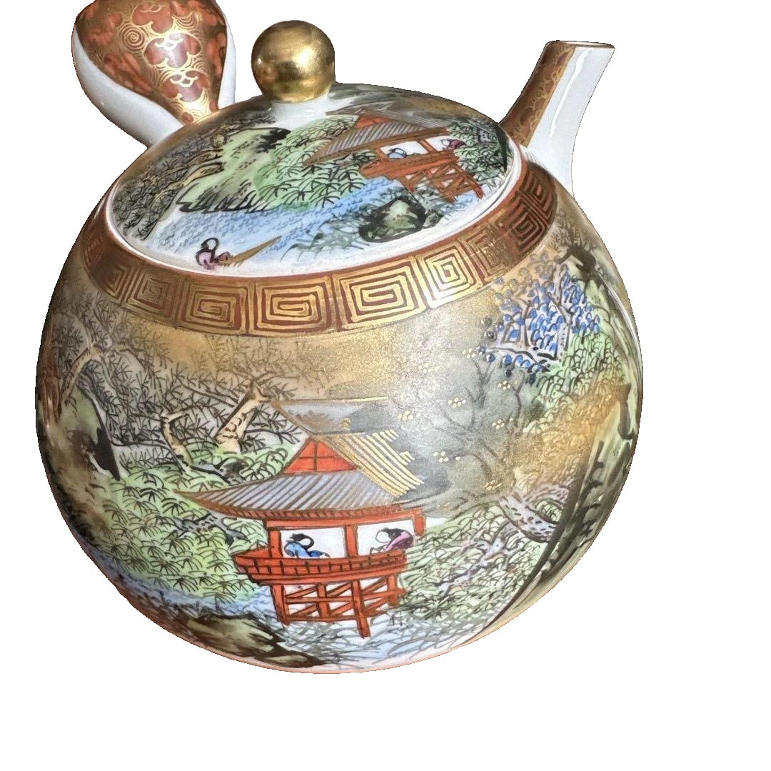 Kutani-yaki landscape tea set (teapot and four teacups): Kutani Ware A set of ceramic tea utensils adorned with hand-painted landscape patterns. Contents of the set: Tea utensils (teapot and 4 teacups) Design: Landscape painting decoration Material:
