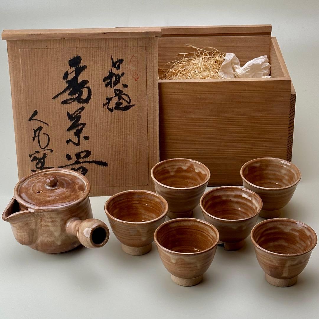 [Near Mint] Ceramic Tea Set: Teapot and 6 Teacups, with Original Box: [Near Mint] Ceramic Tea Set: Teapot and 6 Teacups, with Original Box This tea set features a simple and rustic style. The set includes one yokode kyusu (side-handled teapot) and six teacups, all