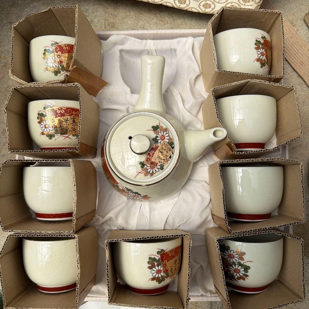 Porcelain Tea Set with Floral Motif (Teapot and 9 Teacups) (1 of 4)
