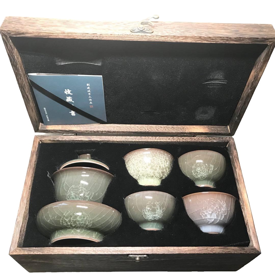 [Brand New] Chinese World Intangible Cultural Heritage Liu Jianbo Tea Set, Signed: Chinese World Intangible Cultural Heritage: Liu Jianbo Tea Set In Longquan Celadon, porcelain with fine surface cracks (glaze cracks) is particularly precious. Longquan Celadon: Produced from the famo