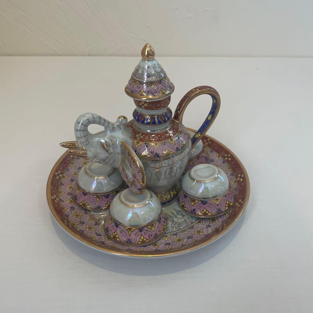 [Rare] Luxurious Thai Benjarong Porcelain Elephant-shaped Teapot and Tea Set, with Gold-rimmed: This is a set of sake and tea ware made from Thai traditional Benjarong ceramics. This luxurious tea set includes a teapot adorned with elephant motifs (elephants are considered sacred animals in Thai
