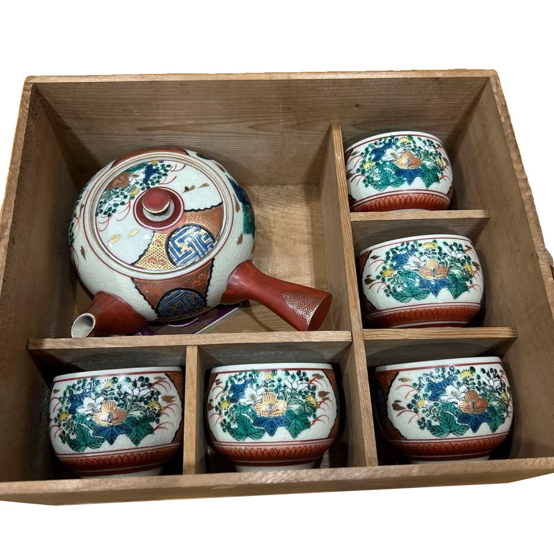 Kutani ware, Kutani yaki, a set of 5 teacups and 1 teapot.: Kutani ware, Kutani yaki, a set of 5 teacups and 1 teapot. These items have been stored in a tea cabinet. They are wrapped in a newspaper from 1975 (Showa 50), please carefully examine the photos. The