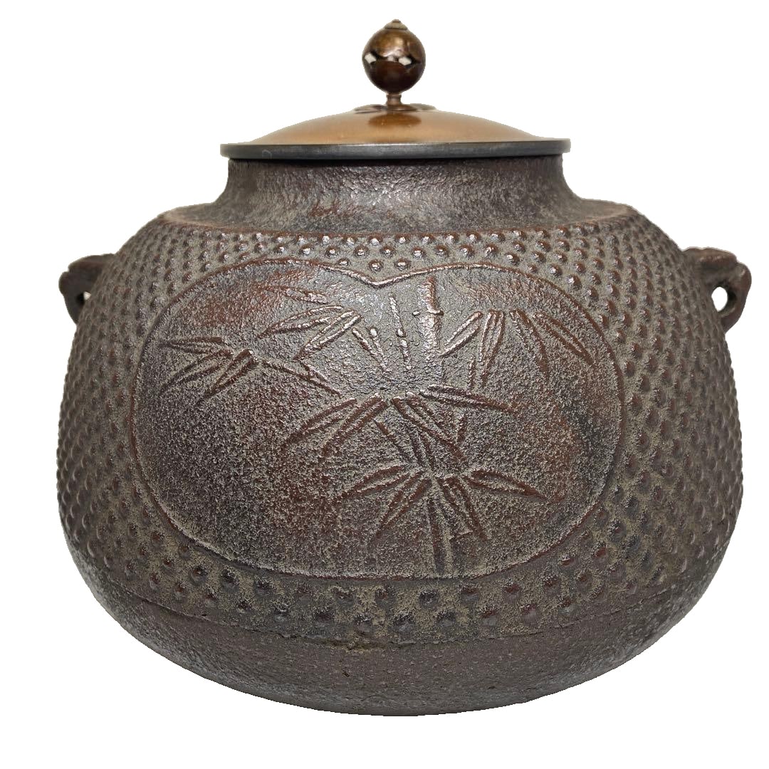 Rare patterned teapot, with original box.: A rare patterned teapot, with original box, approximately 22.5 cm wide, weighing 3364 grams.