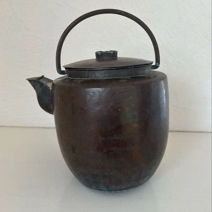 Bronze Vessel: This is a bronze kettle. Due to the uneven base, it is somewhat unstable. There are scratches, dents, etc., on the sides and bottom. Material: Bronze Shape: Round Features: With handle, with lid Use: 