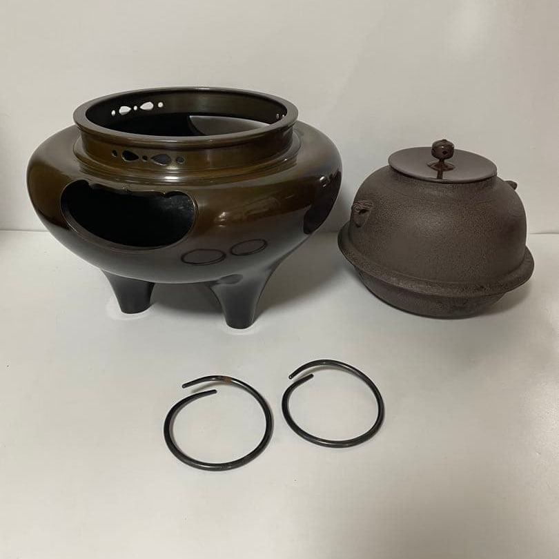 Takahashi Keisuke and Kanaya Shun: A Korean-style bronze brazier, accompanied by a formal kettle and: Product Description [Korean-style brazier created by Living National Treasure Takahashi Keisuke and bronze craftsman Kanaya Shun] with formal kettle. Thank you for viewing. This is a luxurious Korean-