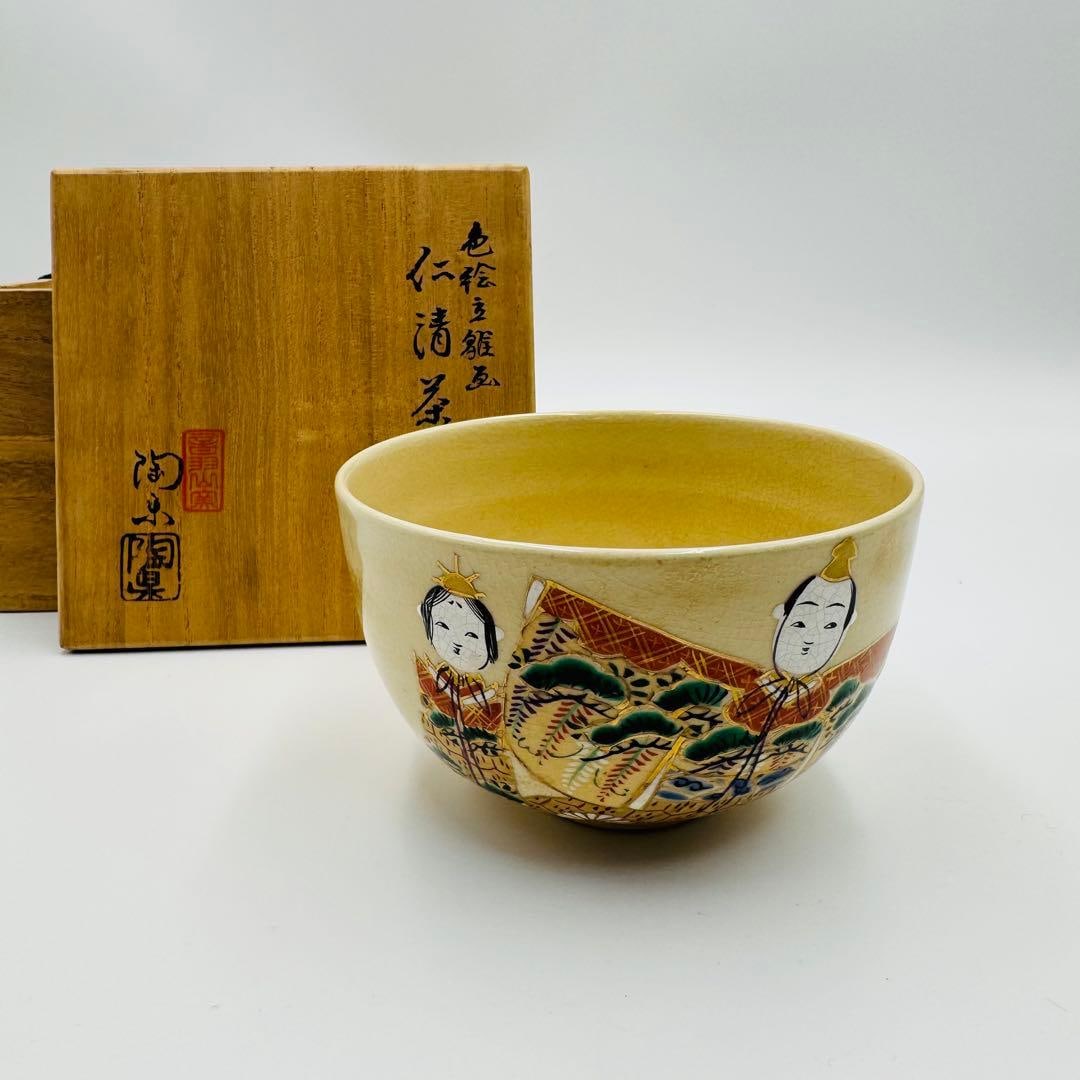 Kyoto ware, Onwa-yama kiln, Jinsei style tea bowl, painted with human figure motifs, accompanied by: Kyoto Ware, Onwa-yama Kiln, Jinsei Style Tea Bowl, Painted with Figurative Motifs, with Original Box Tea Ceremony Utensil, Antique Height approximately 7.7 cm Diameter approximately 12.5 cm Accompanie