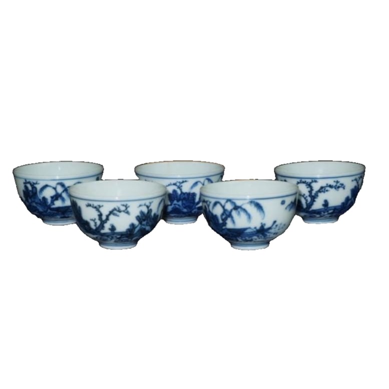 A set of five sencha bowls crafted by the first-generation tea master Miura Chikuzen, accompanied by: Product Description Approximately 3.5 cm in height, with a diameter of approximately 5.7 cm As shown in the image, this is a set of five sencha bowls crafted by the first generation Miura Chikuzen. Th